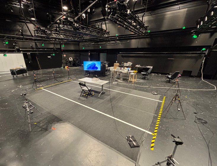 The laboratory: the grey floor with the standing point, the ground radars on tripods around it, and the infrared cameras on the truss above